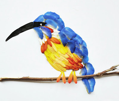 Pájaros exóticos hechos con plumas. 