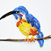 Pájaros exóticos hechos con plumas. 