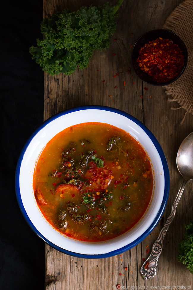 zupa z kiełbasą chorizo i jarmużem - rozgrzewająca portugalska caldo verde