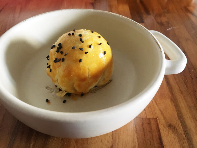 剛出爐的蛋黃酥放涼後更酥脆