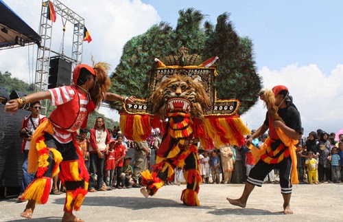 Tari Reog  Ponorogo  Tarian Daerah Jawa  Timur 