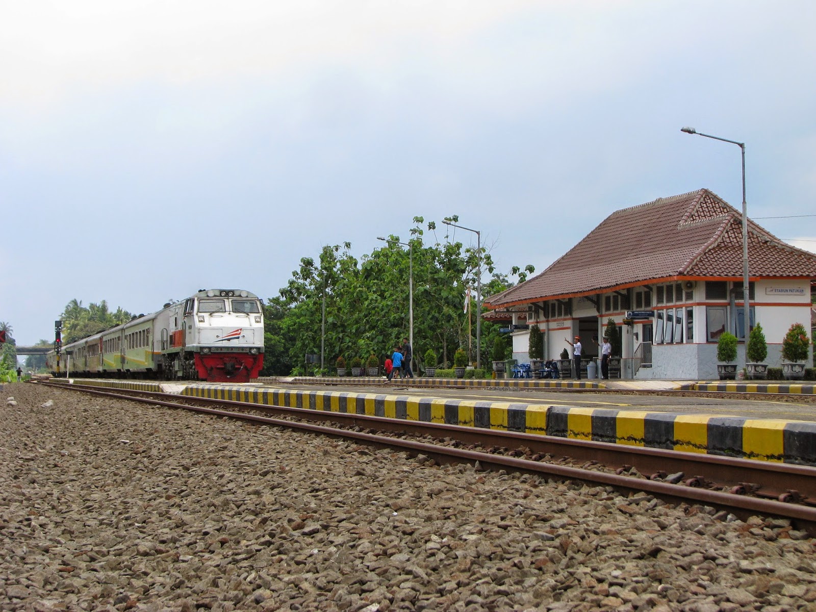 Kereta Api Indonesia Rangkaian Argo Wilis Melintas Di Stasiun Patukan