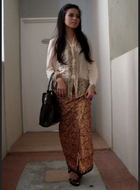 Model rok batik dengan lipatan depan Model rok batik dengan lipatan depan