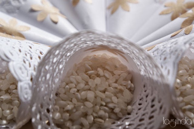 cucuruchos hechos con blondas para el arroz en las bodas