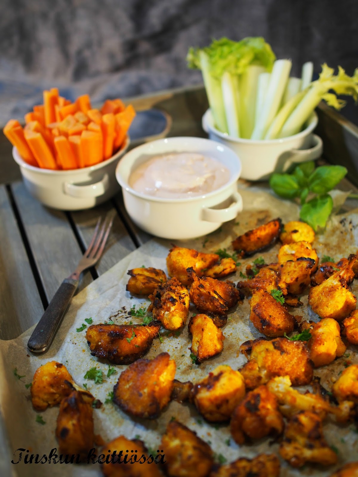 Chicken wings kukkakaalista Tinskun keittiössä ja Tyynen kaa