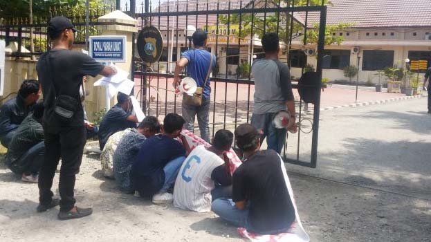 Mahasiswa yang menggelar aksi demonstrasi di kantor Disdik Tanjungbalai. Mahasiswa yang menggelar aksi demonstrasi di kantor Disdik Tanjungbalai.