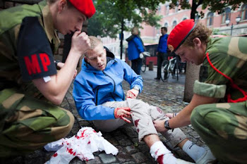 un joven herido es atendido por militares en Oslo donde ahora se informa