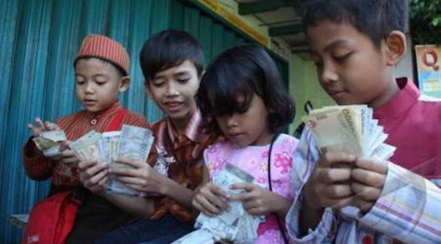 Ingin Berbagi Kepada Anak, Awas Dampak Mengerikan Angpau yang Sering Disepelekan