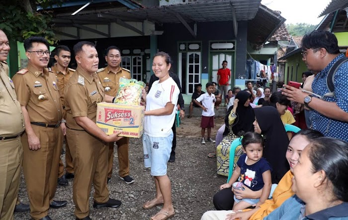 Plt.Nanang Ermanto Sambangi Dan Menyerahkan Bantuan Sembako Korban Banjir Di Kec. Bakauheni Lamsel.