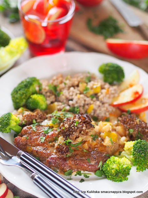 Karkówka z porem, jabłkami i siedzuniem