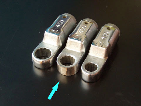 カノン トルクレンチのメガネヘッド
矢印の部分がそうですが、12㎜ヘッドはシリンダーのトルク管理で使いました。
めがねヘッド本体の外径が大きくベルトサンダーにて当ってしまう部分をバリバリ削って使っていましたo(*^▽^*)o kanontorquewrenches4