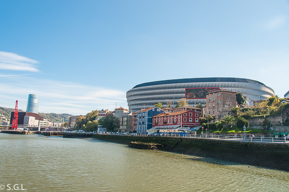 San Mames y la ria. Bilbao, la ria y sus puentes