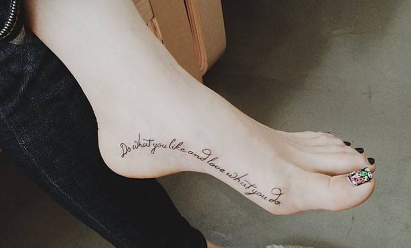 Tatuaje en el pie de frase