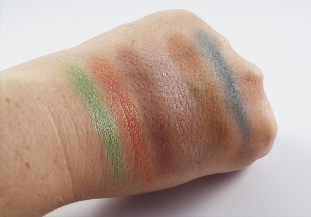 The Sleek i-Divine Nordic Skies Palette swatches