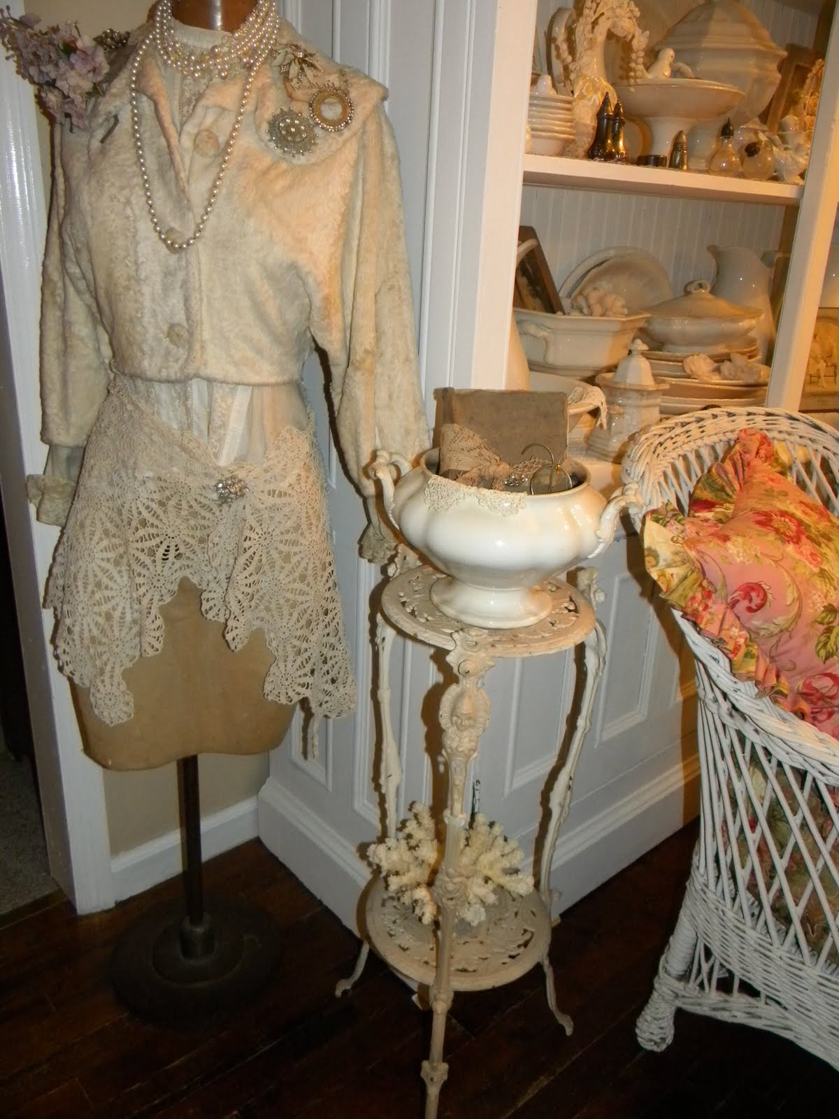 Cheryls * Cottage * Home Vintage Dress Form Mannequin For