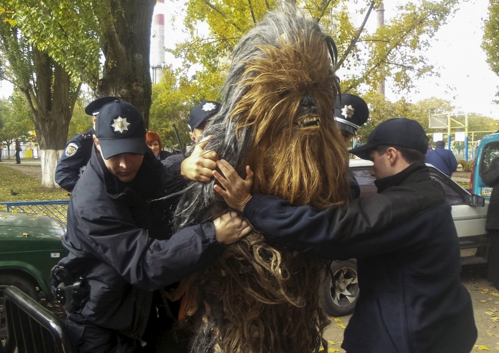 70 Of The Most Touching Photos Taken In 2015 - Ukrainian policemen detain a man dressed as Chewbacca for illegal election-day campaigning in Odessa during mayoral elections.
