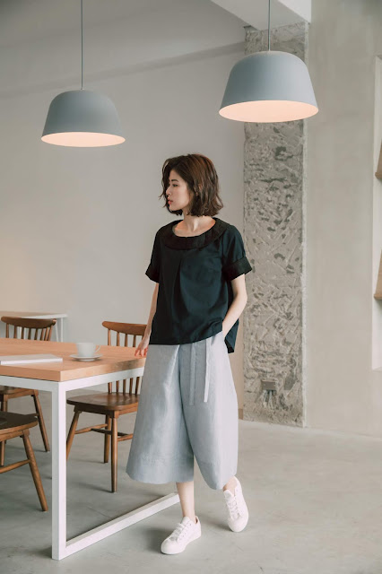 露台夜色刺繡圓領短袖上衣細節特寫