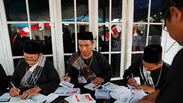 Quase 300 pessoas morreram de exaustão a contar votos nas eleições indonésias