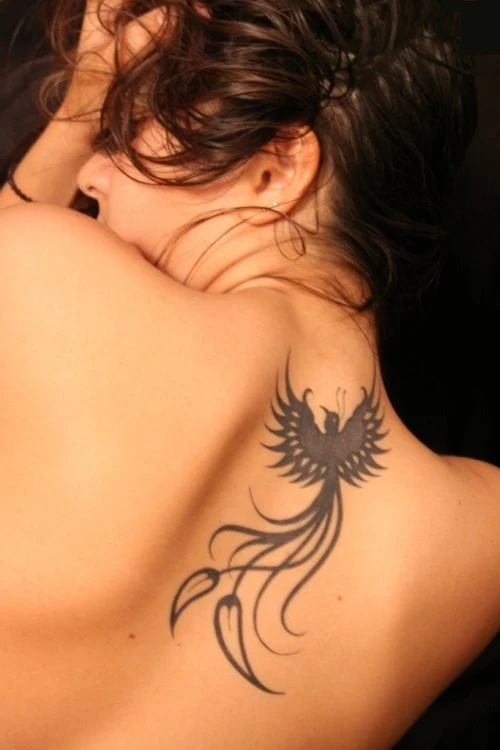 tatuaje de Ave Fenix En Mujer