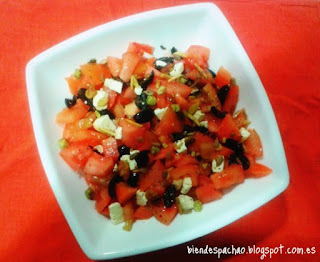 ensalada de tomate, queso feta y aceitunas negras
