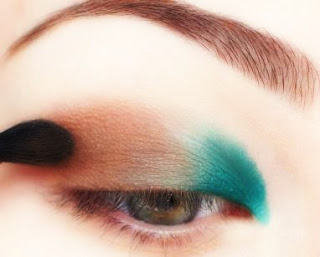 world-ofknowledge: Eye makeup to look normal and attractive :)
