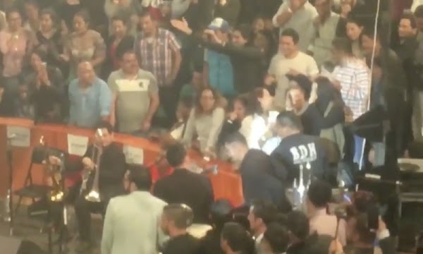 VIDEO: Le pide matrimonio en pleno palenque de Julión Álvarez y ella le dice que no. VIDEO: Le pide matrimonio en pleno palenque de Julión Álvarez y ella le dice que no.