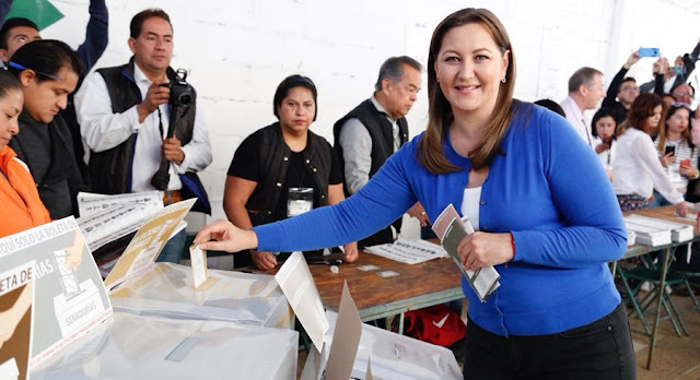 Martha Erika acude a emitir su voto sin su esposo Rafael Moreno Valle