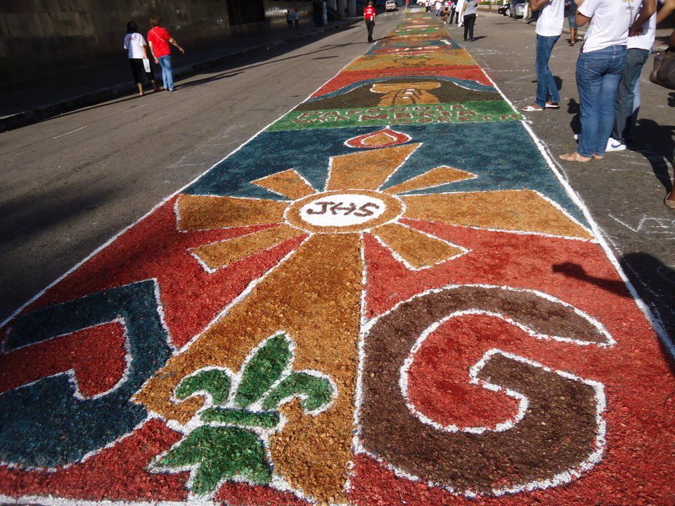 CORTEJO EM TAPETE DE SERRAGEM MARCA A FESTA DE CORPUS CHRISTI EM BELÉM Juventude Goretiana
