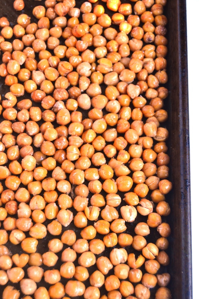 Salt and Vinegar Roasted Chickpeas are a quick and delicious healthy snack or appetizer that tastes like your favorite salty, crunchy and sour chips! www.nutritionistreviews.com