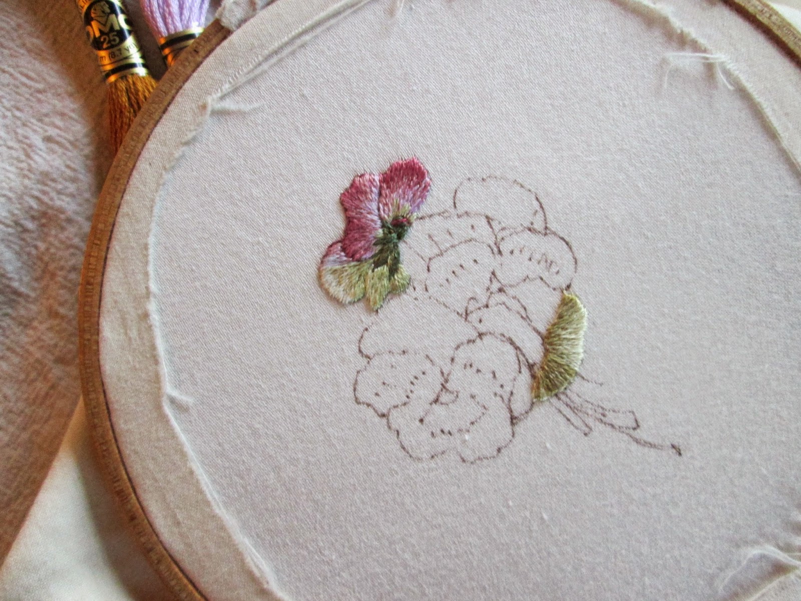 маша научилась вышивать крестом и гладью