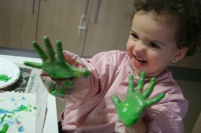 manualidad infantil pintar con los dedos y mezclar colores