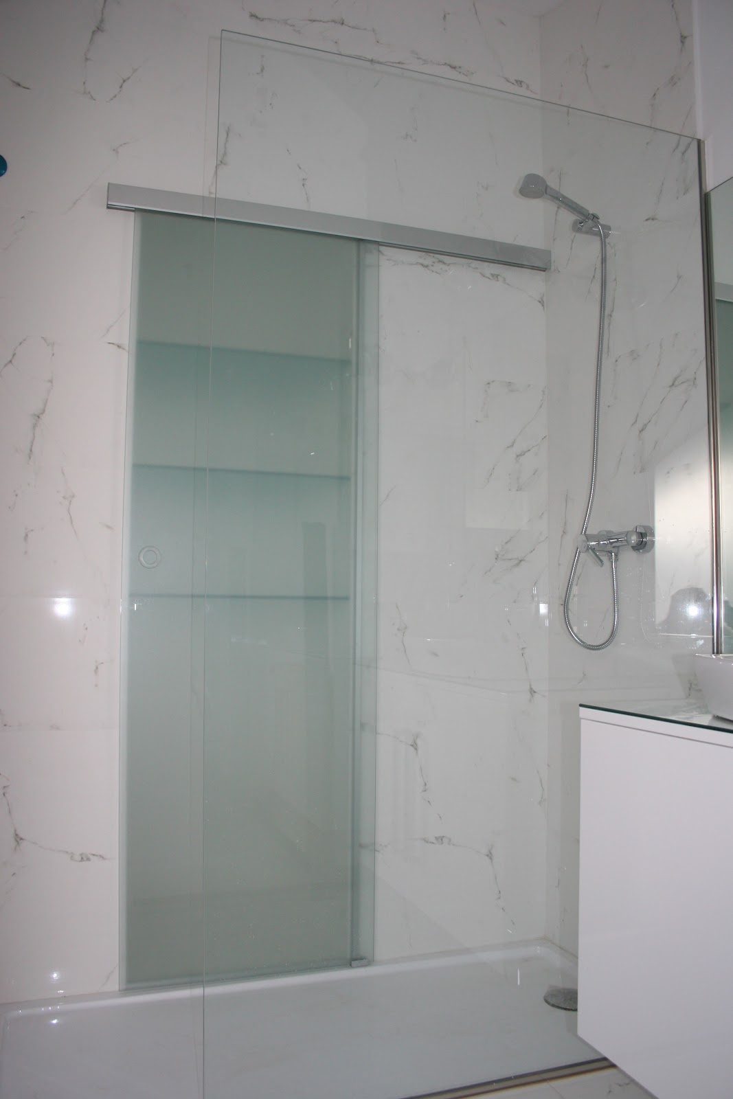 roomyshowroom: HACER UN BAÑO EN UN ESPACIO OSCURO E INTERIOR