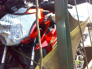 Truk Ekspedisi Motor New Vixion Grafis 2016 Kecelakaan, Motor Baru Banyak Patah Sein mungkin sudah jadi nasib sial bagi truk expedisi pengangkut unit motor baru Yamaha Xabre Truk Ekspedisi Motor New Vixion Grafis 2016 Kecelakaan, Motor Baru Banyak Patah Sein