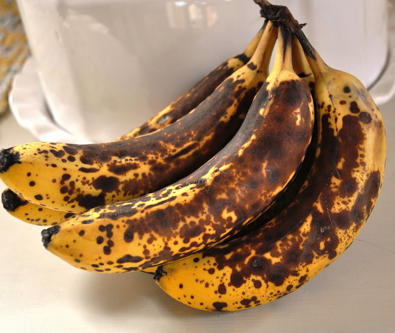 гнилой банан. переспелый черные бананы. темные бананы.
