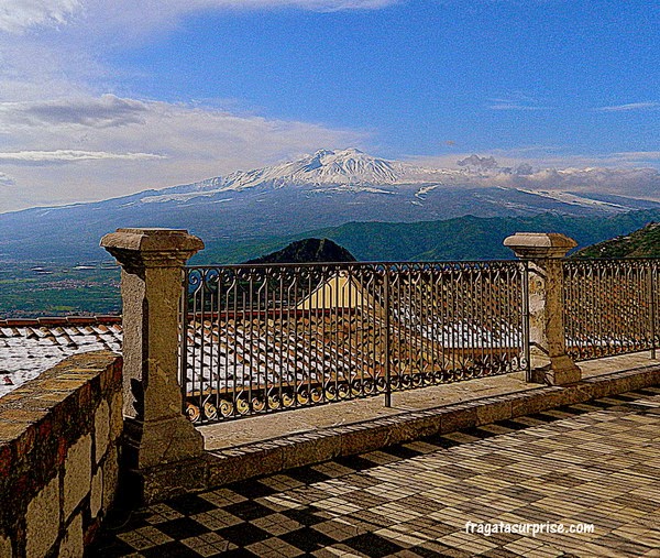 Vulcão Etna visto de Castelmola, Sicília. Foto: Cyntia Campos/ A Fragata Surprise