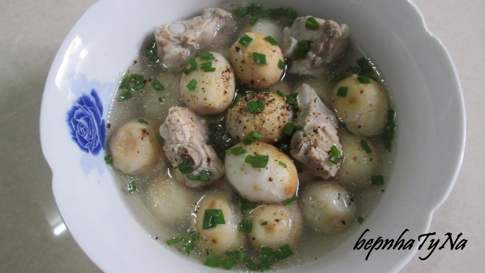 Bếp nhà TyNa: CANH KHOAI SỌ HẦM SƯỜN NON