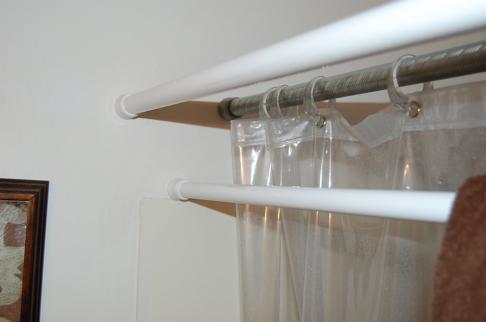 Henry Homestead Small Bathroom Towel Rod Idea