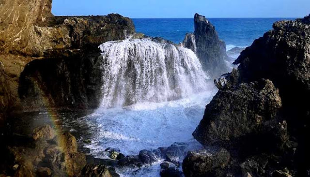 Menikmati Sensasi Air Terjun Asin Di Pantai Nambung Menikmati Sensasi Air Terjun Asin Di Pantai Nambung