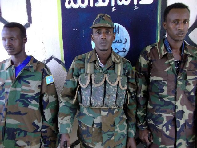 Sawirro: Shabaab oo soo bandhigay Sargaal iyo ciidamo ka tirsan Jubbaland oo u goostay dhankooda