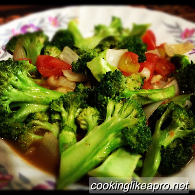 Cooking Tomatoes and Broccoli Stir-fried