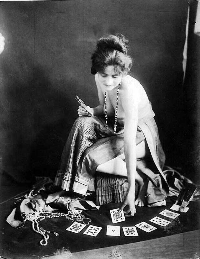 26 Lovely Photos of Young Girls as Fortune Tellers From the Late 19th
