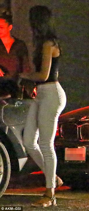 First Daughter Malia Obama curvy and sexy in Hollywood