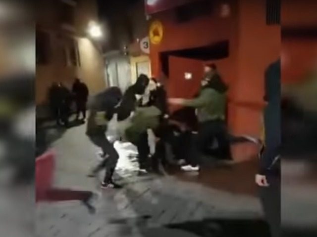Ispanijoje antifa banditai suspardė moterį už nacionalinės vėliavos spalvų brasleta