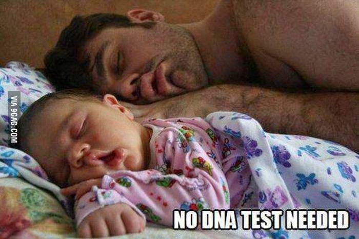Padre e hijo durmiendo juntos