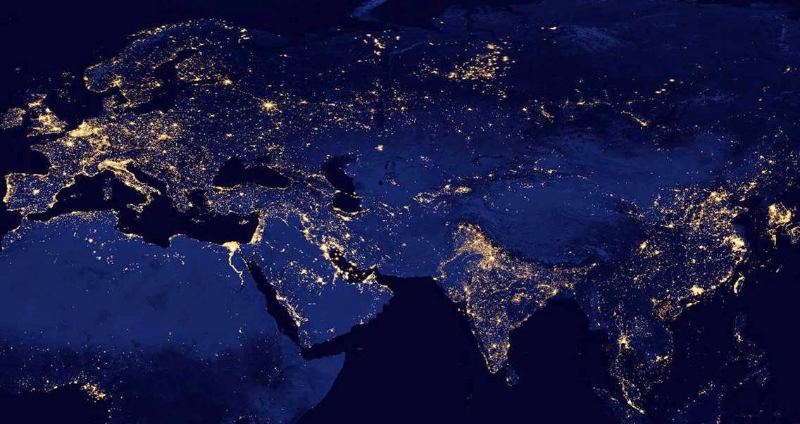 Ночи евразии. Земля с космоса ночью. Евразия ночью из космоса. Россия из космоса ночью. Вид земли с космоса ночью.