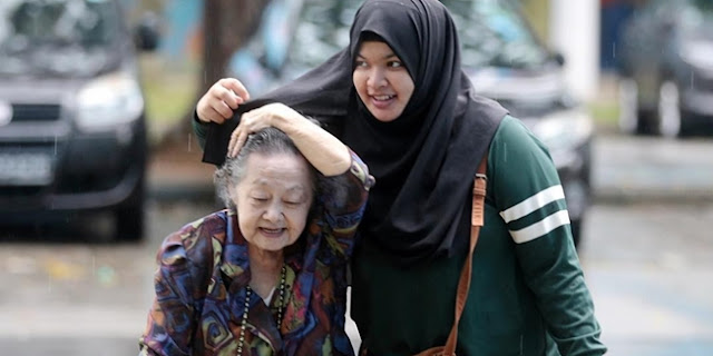 Payungi Nenek dengan Hijabnya, Gadis Ini Mendadak Viral Tapi Ia Sedih