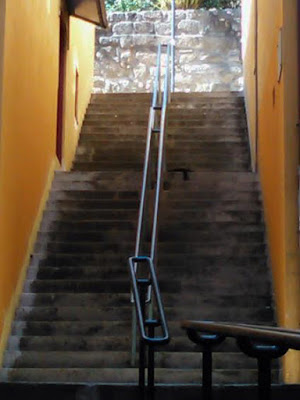 escadas em Miragaia com corrimão ao centro