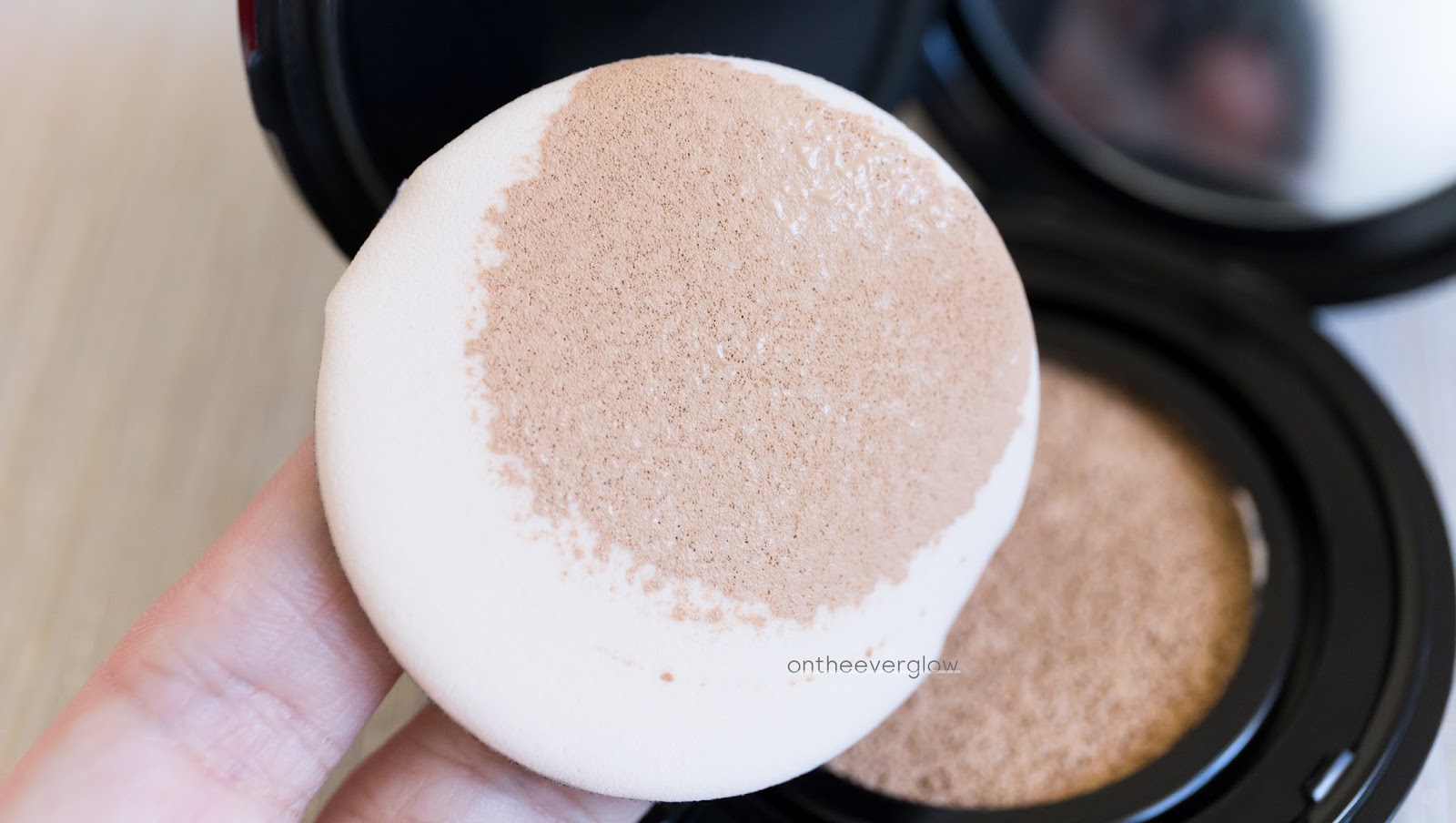 Review Shiseido Synchro Skin Glow Cushion Compact in Ochre 20 On The