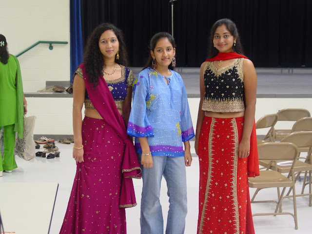 Gujarati On Web: NRI - Gujarati Girls Playing Dandiya in USA ...