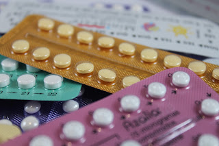 Quais os riscos de interromper o anticoncepcional no meio da cartela?